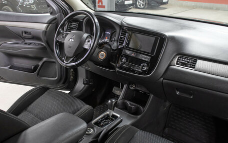 Mitsubishi Outlander III рестайлинг 3, 2016 год, 1 898 000 рублей, 11 фотография