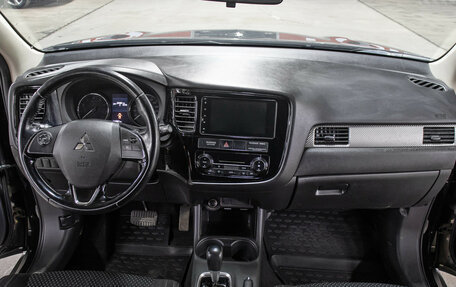 Mitsubishi Outlander III рестайлинг 3, 2016 год, 1 898 000 рублей, 14 фотография