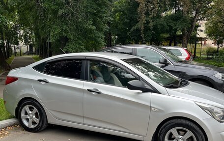 Hyundai Solaris II рестайлинг, 2015 год, 799 999 рублей, 3 фотография