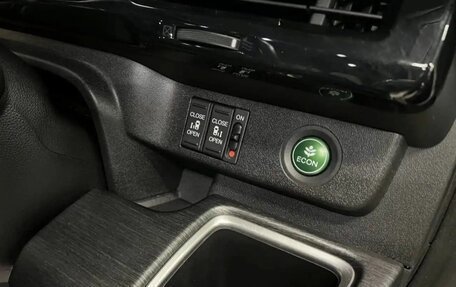 Honda Stepwgn IV, 2017 год, 1 950 000 рублей, 12 фотография