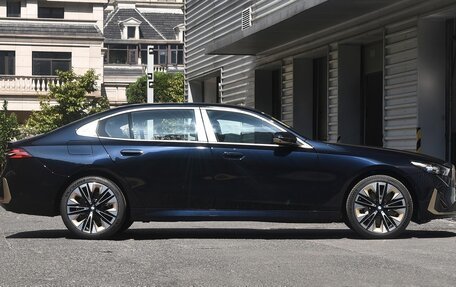 BMW 5 серия, 2025 год, 6 950 000 рублей, 6 фотография