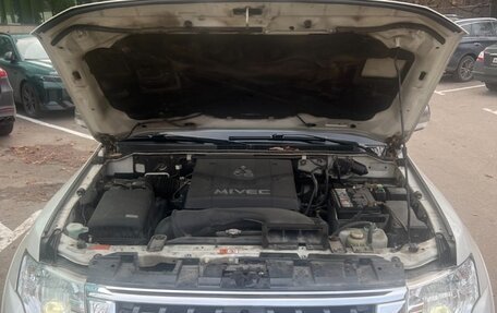 Mitsubishi Pajero IV, 2020 год, 3 300 000 рублей, 13 фотография