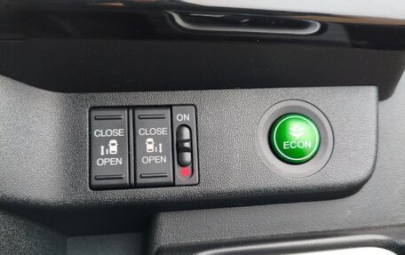 Honda Stepwgn IV, 2016 год, 2 075 000 рублей, 17 фотография