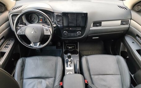 Mitsubishi Outlander III рестайлинг 3, 2015 год, 1 699 000 рублей, 10 фотография