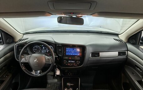 Mitsubishi Outlander III рестайлинг 3, 2018 год, 1 863 000 рублей, 13 фотография