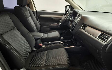 Mitsubishi Outlander III рестайлинг 3, 2018 год, 1 863 000 рублей, 10 фотография