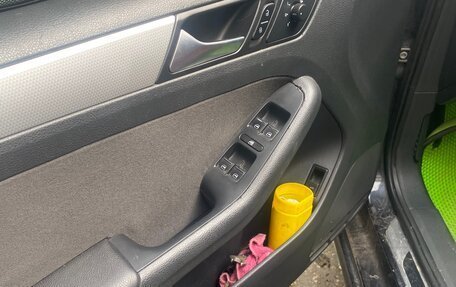 Volkswagen Jetta VI, 2013 год, 900 000 рублей, 10 фотография