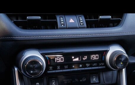 Toyota RAV4, 2021 год, 3 000 000 рублей, 18 фотография