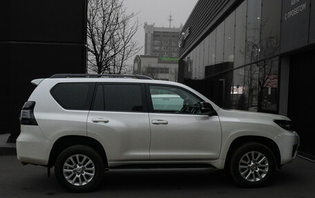 Toyota Land Cruiser Prado 150 рестайлинг 2, 2021 год, 7 400 000 рублей, 4 фотография