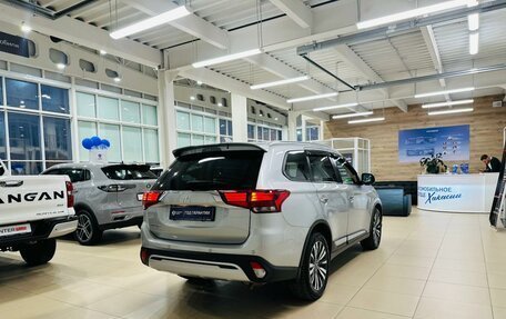Mitsubishi Outlander III рестайлинг 3, 2020 год, 2 399 999 рублей, 6 фотография