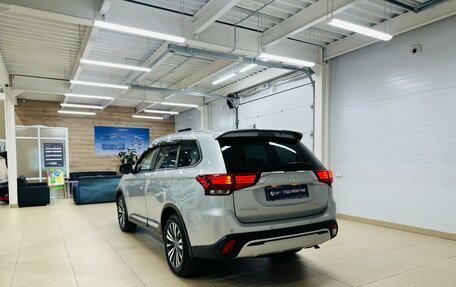 Mitsubishi Outlander III рестайлинг 3, 2020 год, 2 399 999 рублей, 4 фотография