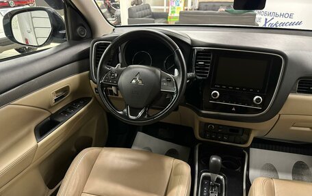 Mitsubishi Outlander III рестайлинг 3, 2020 год, 2 399 999 рублей, 14 фотография