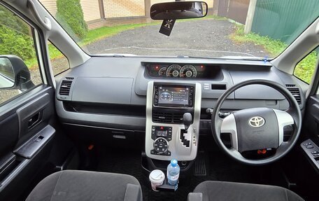 Toyota Voxy II, 2012 год, 1 250 000 рублей, 9 фотография