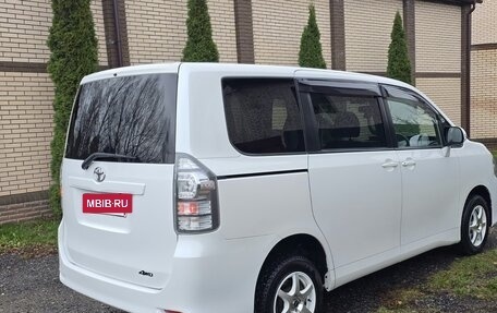 Toyota Voxy II, 2012 год, 1 250 000 рублей, 7 фотография