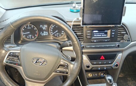 Hyundai Elantra VI рестайлинг, 2018 год, 1 000 000 рублей, 18 фотография