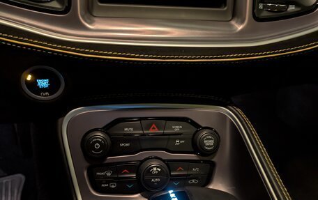 Dodge Challenger III рестайлинг 2, 2019 год, 3 350 000 рублей, 8 фотография