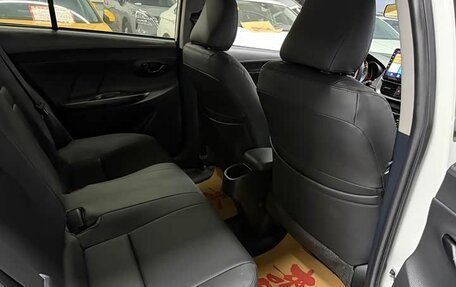 Toyota Yaris XP150 рестайлинг, 2022 год, 1 100 000 рублей, 16 фотография