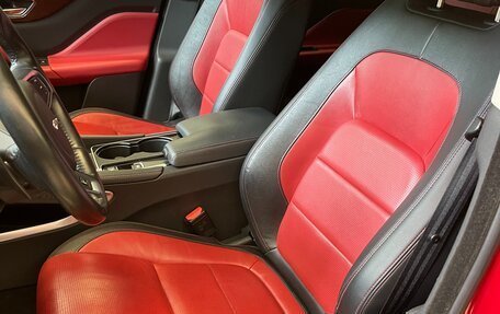 Jaguar F-Pace, 2016 год, 2 650 000 рублей, 14 фотография