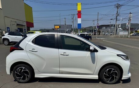 Toyota Yaris, 2022 год, 1 095 000 рублей, 4 фотография