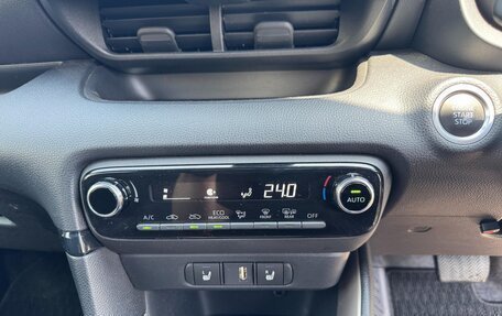 Toyota Yaris, 2022 год, 1 095 000 рублей, 19 фотография