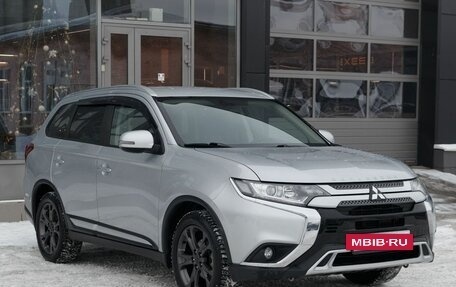 Mitsubishi Outlander III рестайлинг 3, 2019 год, 2 300 000 рублей, 3 фотография