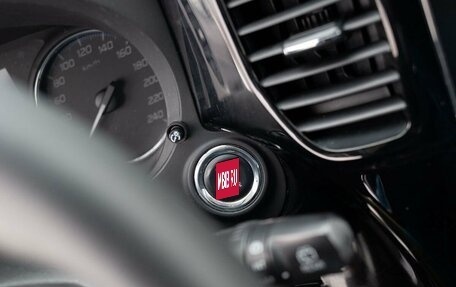 Mitsubishi Outlander III рестайлинг 3, 2019 год, 2 300 000 рублей, 15 фотография