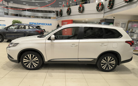 Mitsubishi Outlander III рестайлинг 3, 2018 год, 2 650 000 рублей, 10 фотография