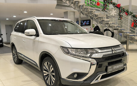 Mitsubishi Outlander III рестайлинг 3, 2018 год, 2 650 000 рублей, 3 фотография