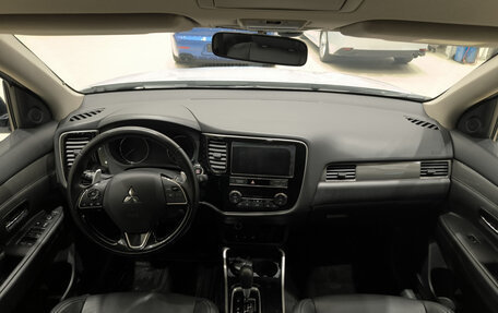 Mitsubishi Outlander III рестайлинг 3, 2018 год, 2 650 000 рублей, 17 фотография