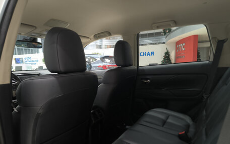 Mitsubishi Outlander III рестайлинг 3, 2018 год, 2 650 000 рублей, 15 фотография