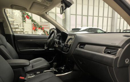 Mitsubishi Outlander III рестайлинг 3, 2018 год, 2 650 000 рублей, 13 фотография