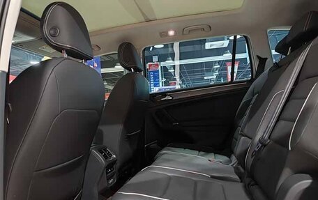 Volkswagen Tiguan II, 2021 год, 3 974 000 рублей, 11 фотография