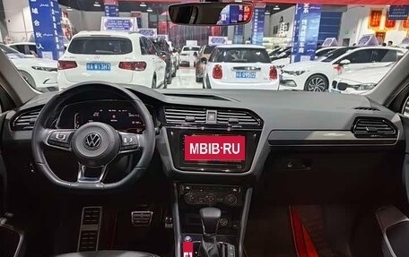 Volkswagen Tiguan II, 2021 год, 3 974 000 рублей, 9 фотография