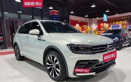 Volkswagen Tiguan II, 2021 год, 3 974 000 рублей, 3 фотография