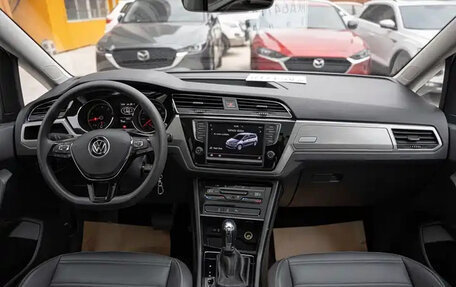 Volkswagen Touran III, 2022 год, 1 590 007 рублей, 10 фотография