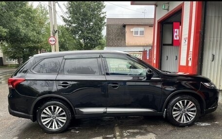 Mitsubishi Outlander III рестайлинг 3, 2021 год, 2 400 000 рублей, 3 фотография