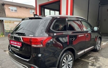 Mitsubishi Outlander III рестайлинг 3, 2021 год, 2 400 000 рублей, 4 фотография