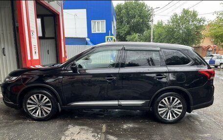 Mitsubishi Outlander III рестайлинг 3, 2021 год, 2 400 000 рублей, 7 фотография