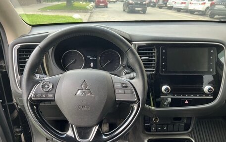 Mitsubishi Outlander III рестайлинг 3, 2021 год, 2 400 000 рублей, 9 фотография