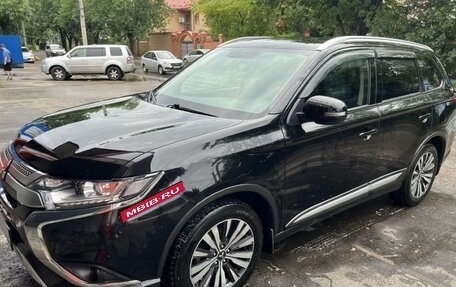 Mitsubishi Outlander III рестайлинг 3, 2021 год, 2 400 000 рублей, 8 фотография