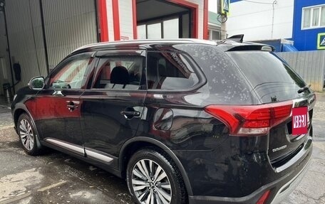 Mitsubishi Outlander III рестайлинг 3, 2021 год, 2 400 000 рублей, 6 фотография