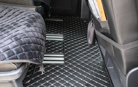 Volkswagen Multivan T6 рестайлинг, 2018 год, 3 900 000 рублей, 13 фотография