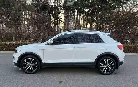 Volkswagen T-Roc I, 2022 год, 2 225 000 рублей, 2 фотография