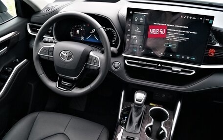 Toyota Highlander, 2025 год, 5 950 000 рублей, 32 фотография