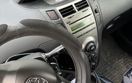 Toyota Yaris III рестайлинг, 2010 год, 590 000 рублей, 4 фотография