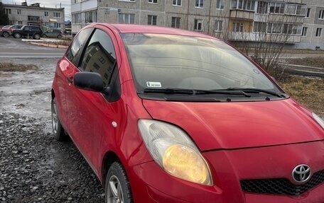 Toyota Yaris III рестайлинг, 2010 год, 590 000 рублей, 2 фотография