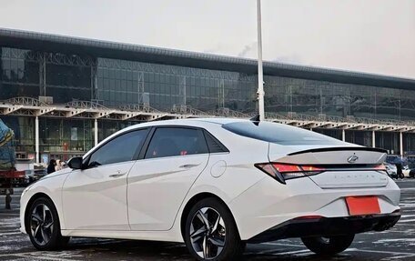 Hyundai Elantra, 2022 год, 1 800 000 рублей, 2 фотография