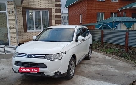 Mitsubishi Outlander III рестайлинг 3, 2013 год, 1 265 000 рублей, 2 фотография