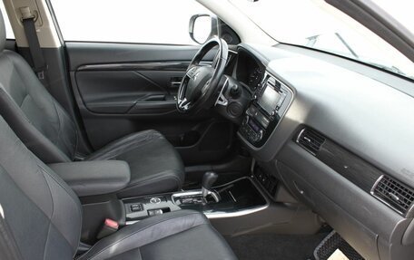 Mitsubishi Outlander III рестайлинг 3, 2017 год, 2 050 000 рублей, 13 фотография