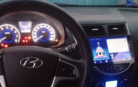 Hyundai Solaris II рестайлинг, 2011 год, 850 000 рублей, 4 фотография